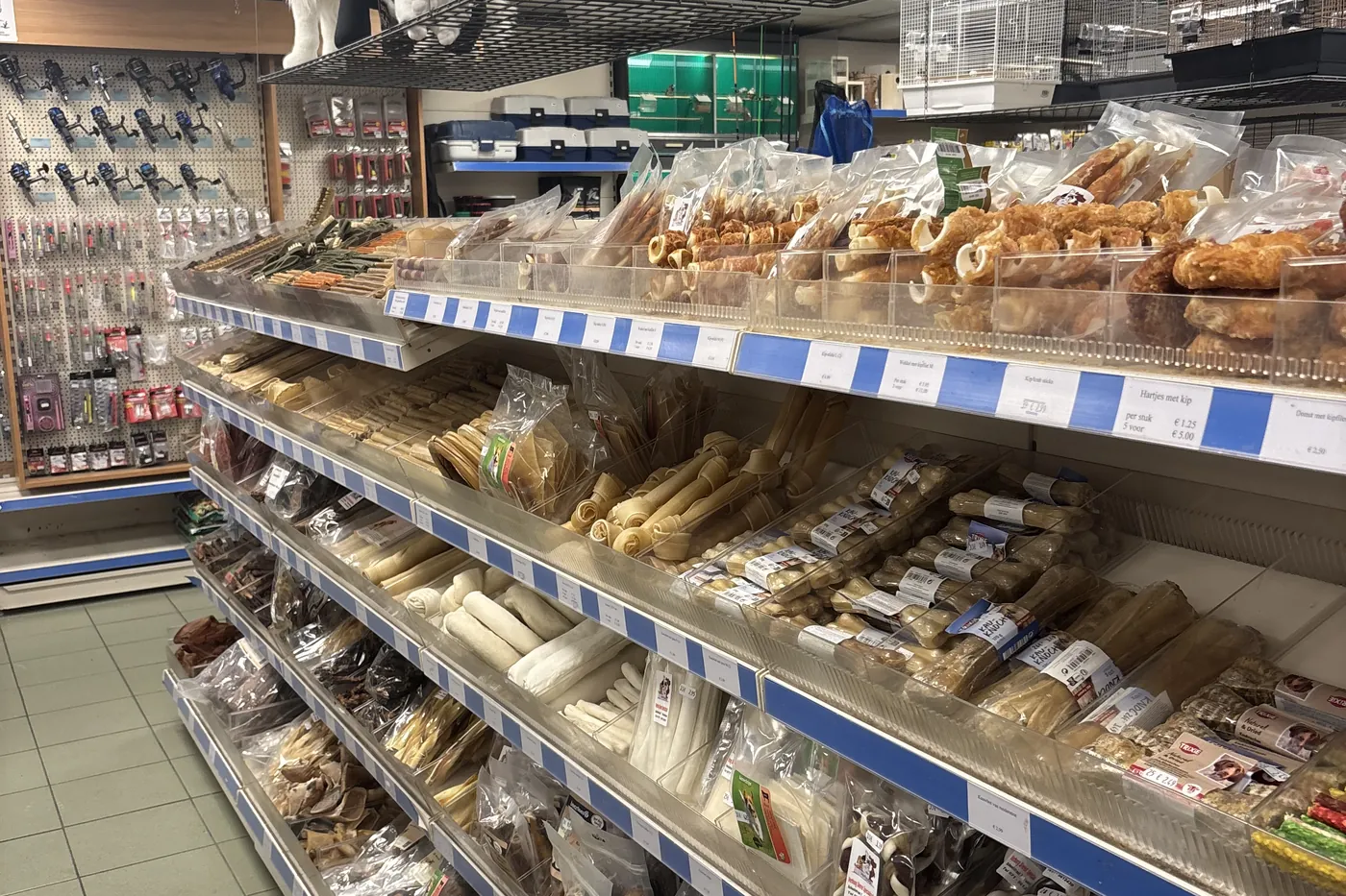 Schappen vol kauwsnacks en hondenkoekjes in de winkel